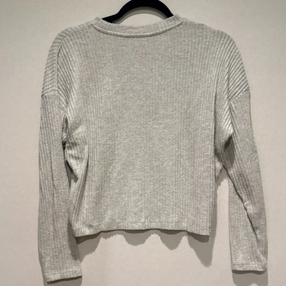 H&M - Girls Cropped pullover Sweater / Sweatshirt. Size 16/18. gray.  NWOT